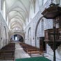 La nef a été voûtée d'ogives en cinq travées en 1630. La croisée du transept est couverte d'une coupole sur pendentifs surmontée d'un clocher carré. 